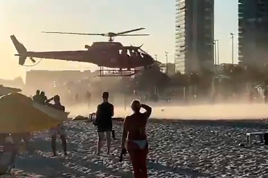 El helicóptero traslada a uno de los heridos.