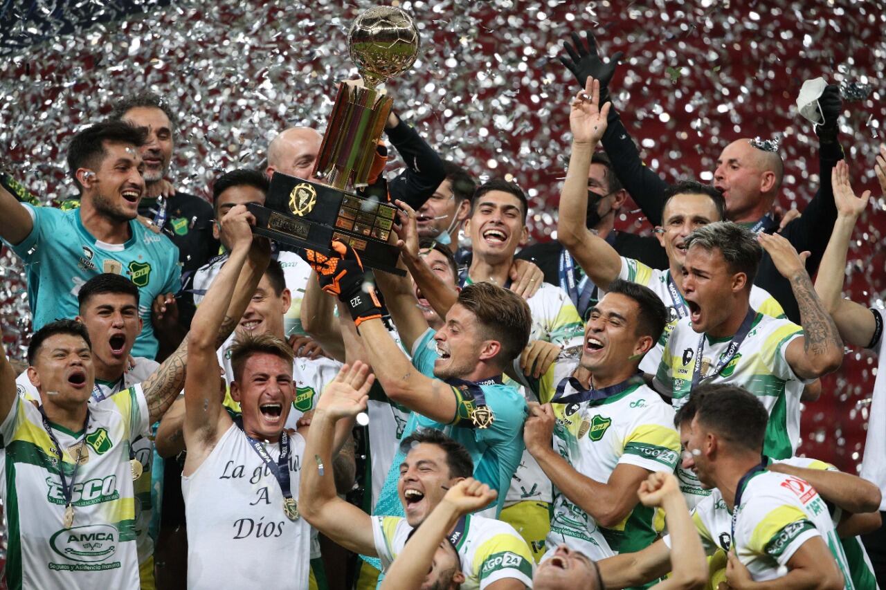 Los jugadores de Defensa y Justicia levantan la Recopa Sudamericana.