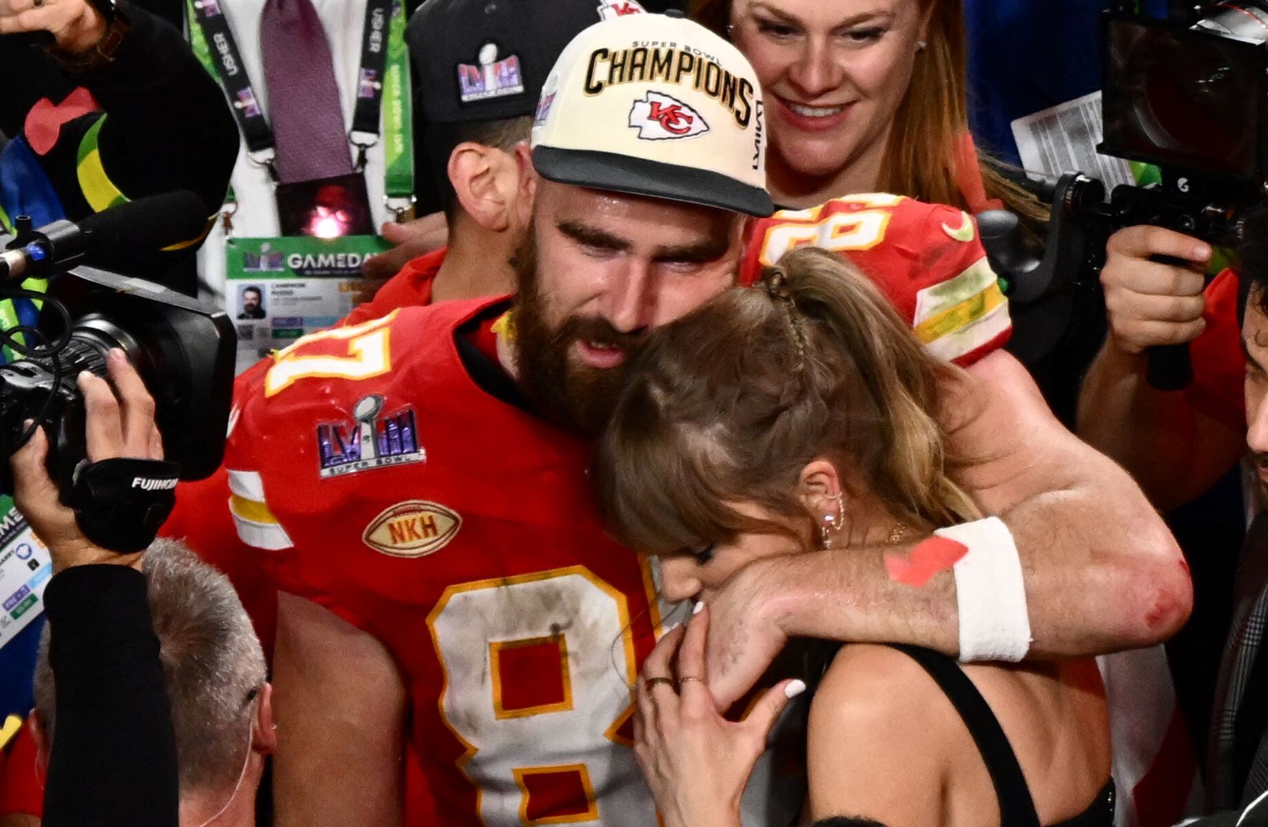 Kelce y Swift, durante el festejo una vez terminado el encuentro entre Kansas City Chiefs y San Francisco 49ers