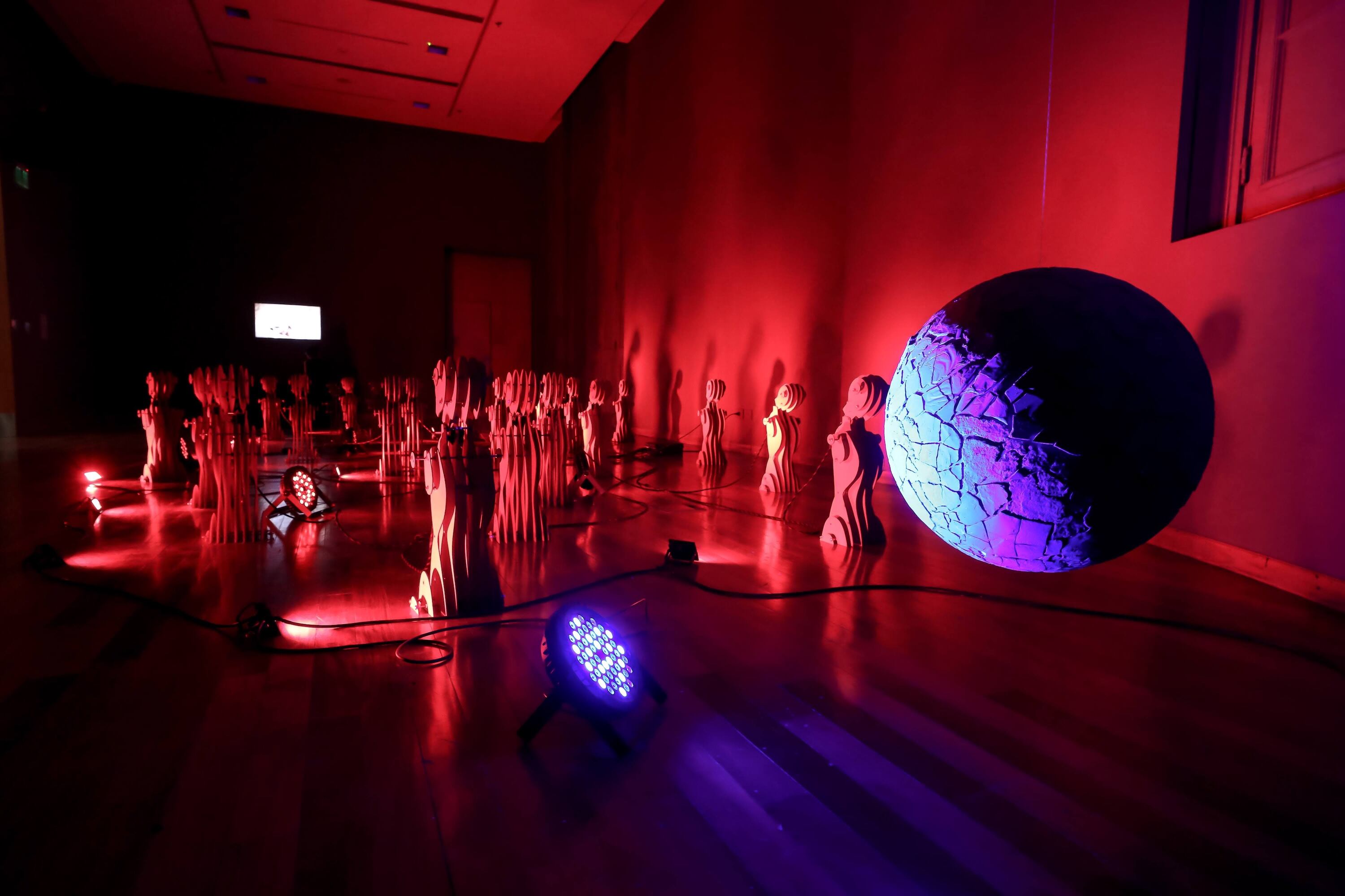 Vista de la instalación de Joaquín Fargas. (Foto Manuel Pose Varela, gentileza Palacio Libertad). Abajo: Obra de Abril Barrado. (Gentileza Palacio Libertad).