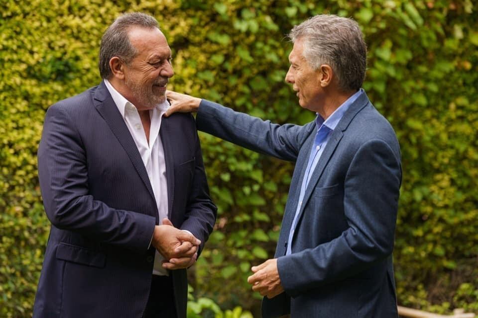 Gustavo Santos con Mauricio Macri, a quien no para elogiar en sus redes sociales.