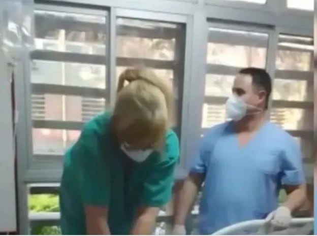 Una médica intenta reanimar a un paciente, en el hospital Perrando de Chaco. A su alrededor, se escuchan chistes y risas. Imagen: Captura video.