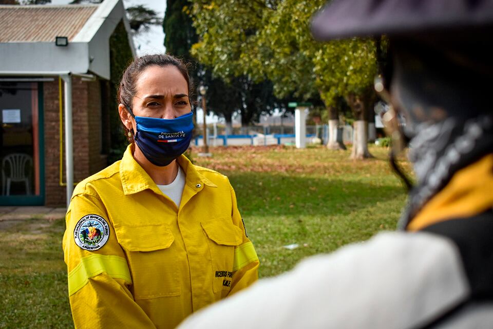 Gonnet con integrante de la Brigada de Atención y Prevención de Emergencia.