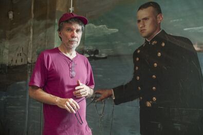 Marcos López junto a una de las obras que forman parte de su muestra en el Macro.