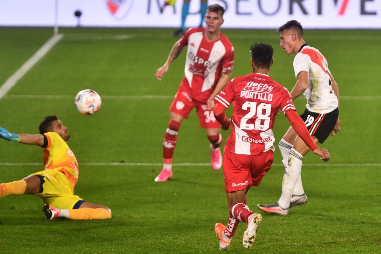 Braian Romero define para marcar el primer gol