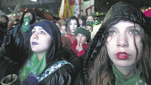 La madrugada de ayer en Congreso, una espera verde a la votación en el Senado.