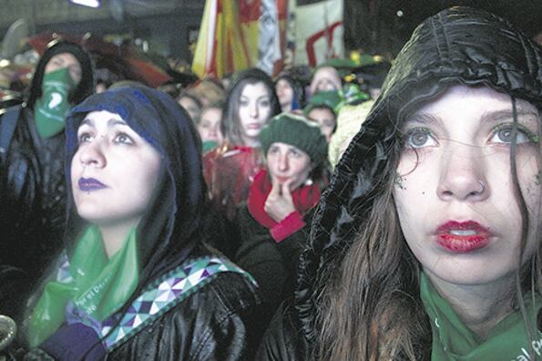 La madrugada de ayer en Congreso, una espera verde a la votación en el Senado.