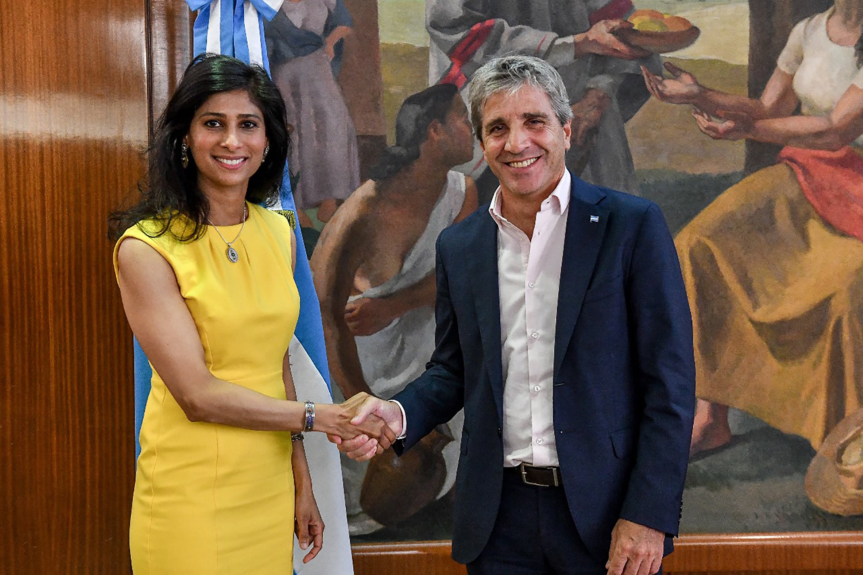 El ministro de Economía, Luis Caputo, junto a la número dos del FMI, Gita Gopinath. 