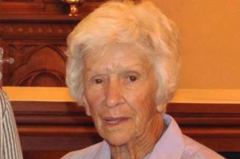 Clare Nowland recibió una descarga de una pistola eléctrica.