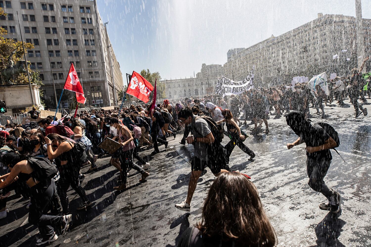 Miles de estudiantes marcharon bajo la lluvia por las calles de Santiago.