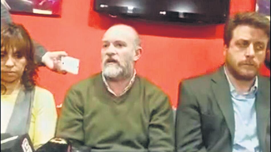 Sergio Maldonado, hermano de Santiago, acompañado por su abogada y organismos de Derechos Humanos.