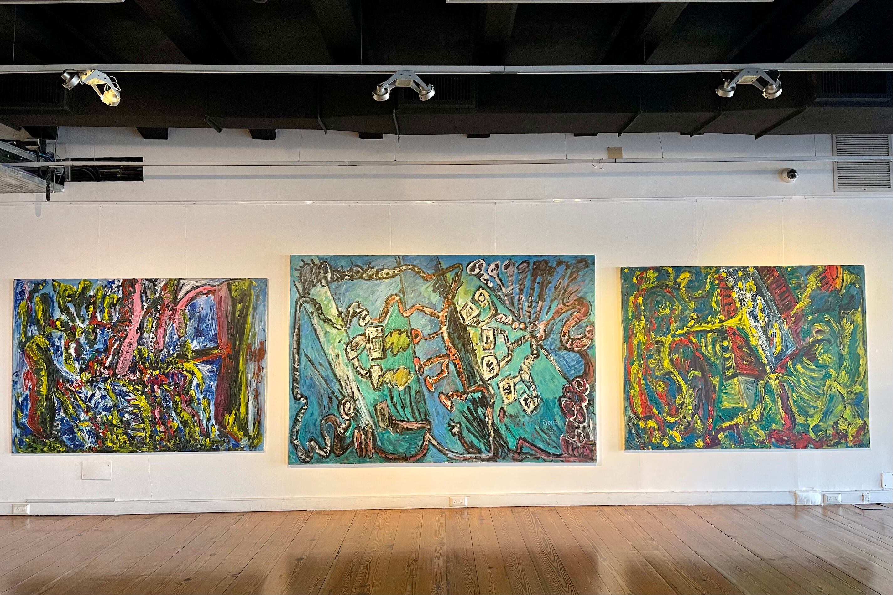 Tres pinturas de Jorge Pirozzi. Abajo: Otra vista parcial de la sala con pinturas de Jorge Pirozzi.