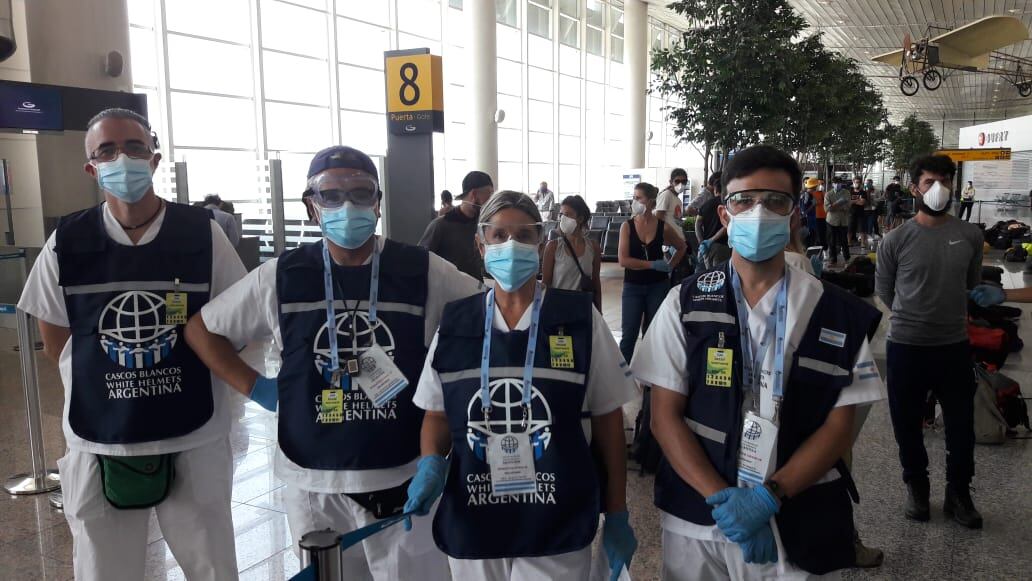Hugo Ginzberg, el primero a la derecha, y sus compañeros en el aeropuerto de Guayaquil.   