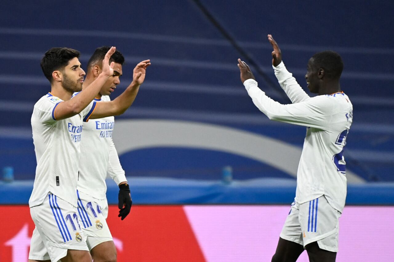 Asensio celebra junto a Vinicius Jr.