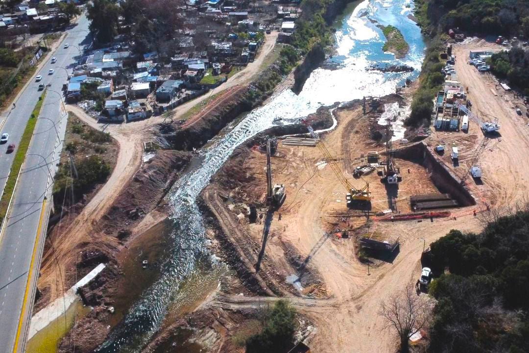 Se encuentra emplazada en zona sur, y Villa Gobernador Gálvez.