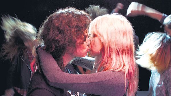 Les faux tatouges muestra una relación marcada por el deseo y la necesidad de contacto íntimo emocional.