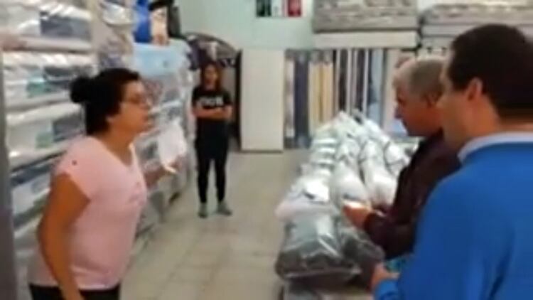 El momento en que Poggi es echado del comercio en San Luis.