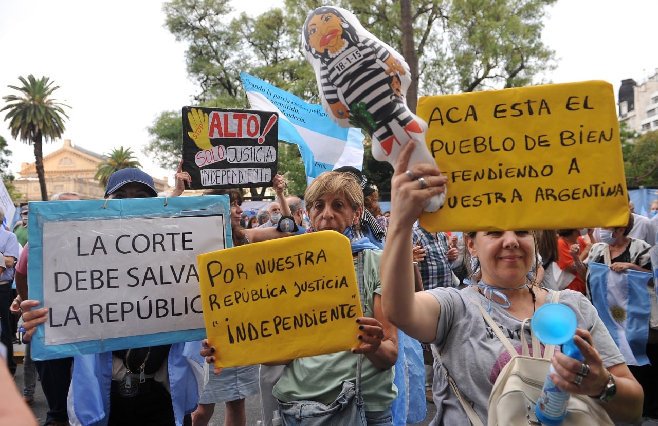 La "Contramarcha" a favor de la Corte.