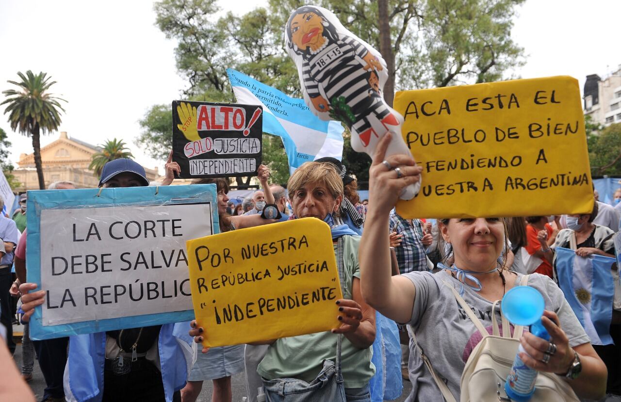 La "Contramarcha" a favor de la Corte.