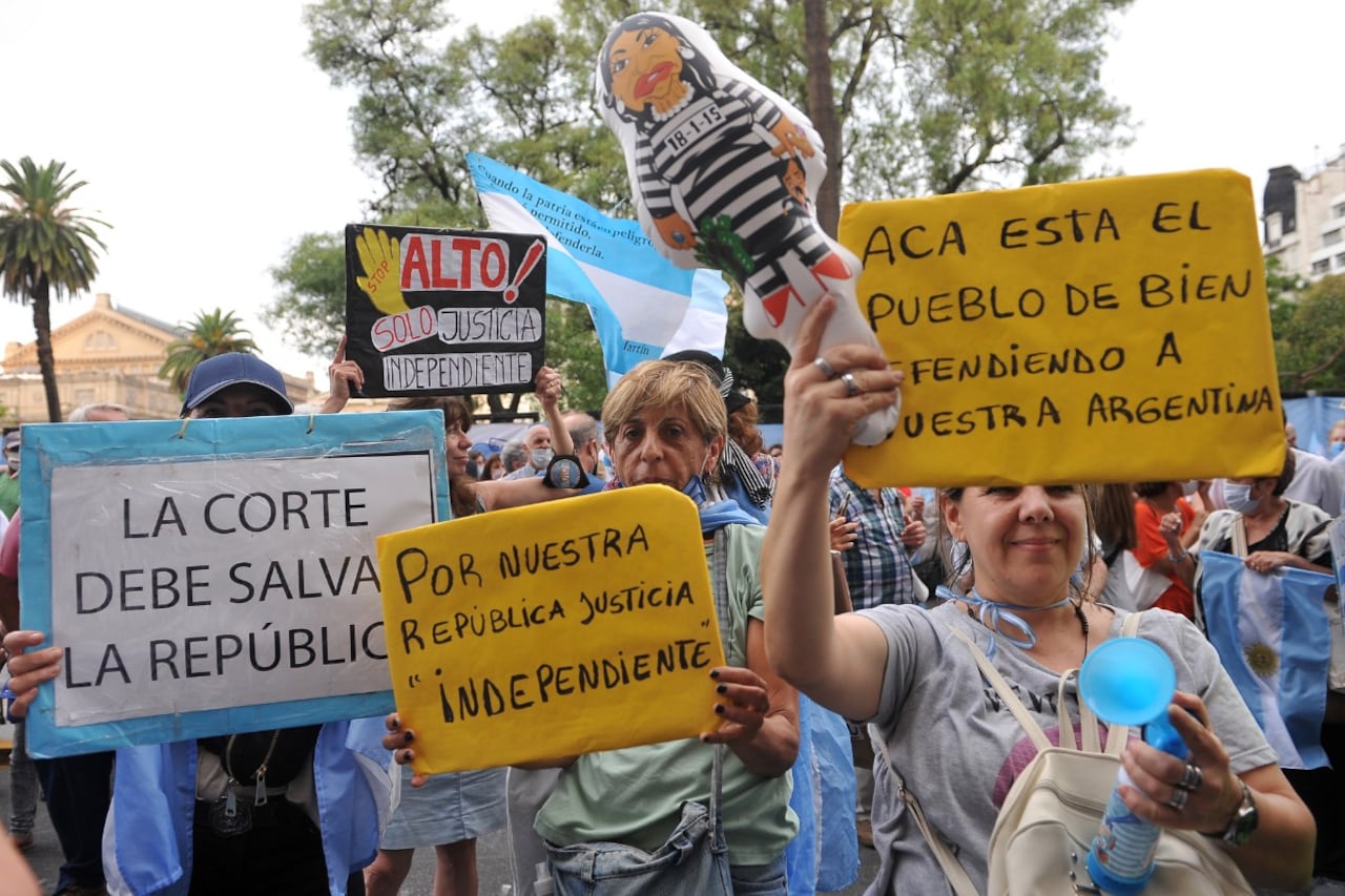 La "Contramarcha" a favor de la Corte.