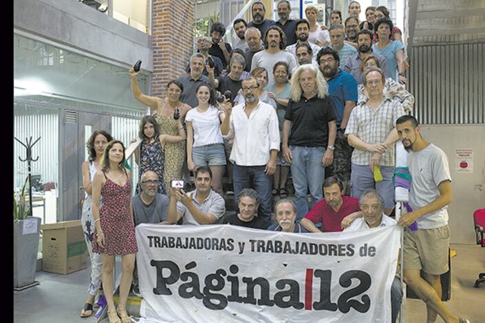 Bernardino Avila fue recibido con aplausos en la redacción de PáginaI12.