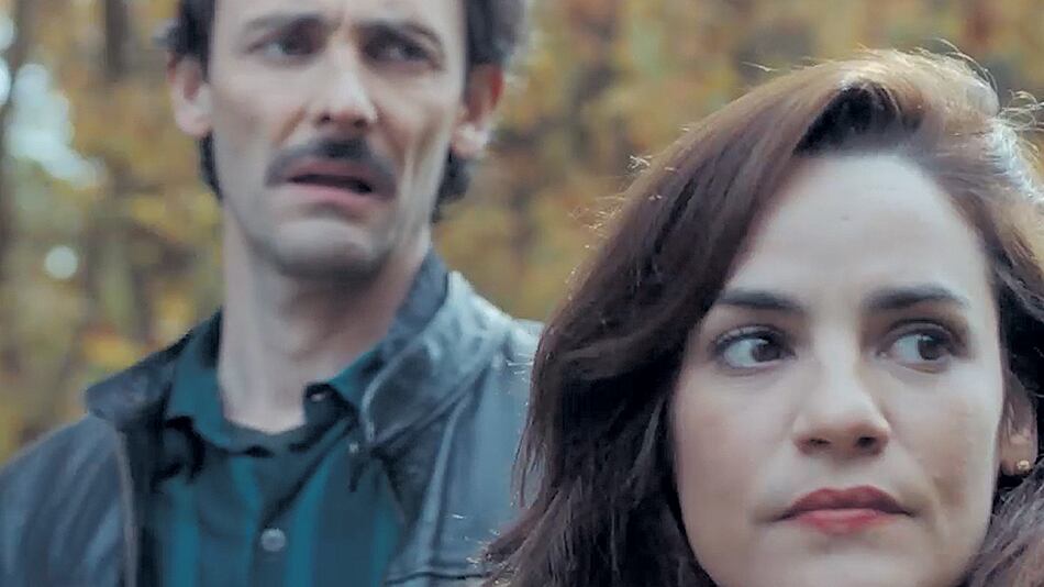 El film se maneja dentro de una estética de cine industrial.