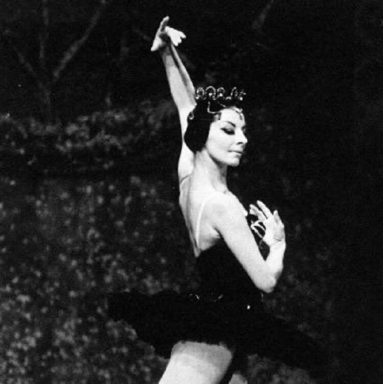 Alonso bailó pese a sus problemas de visión, que se agravaron hasta la ceguera total. 