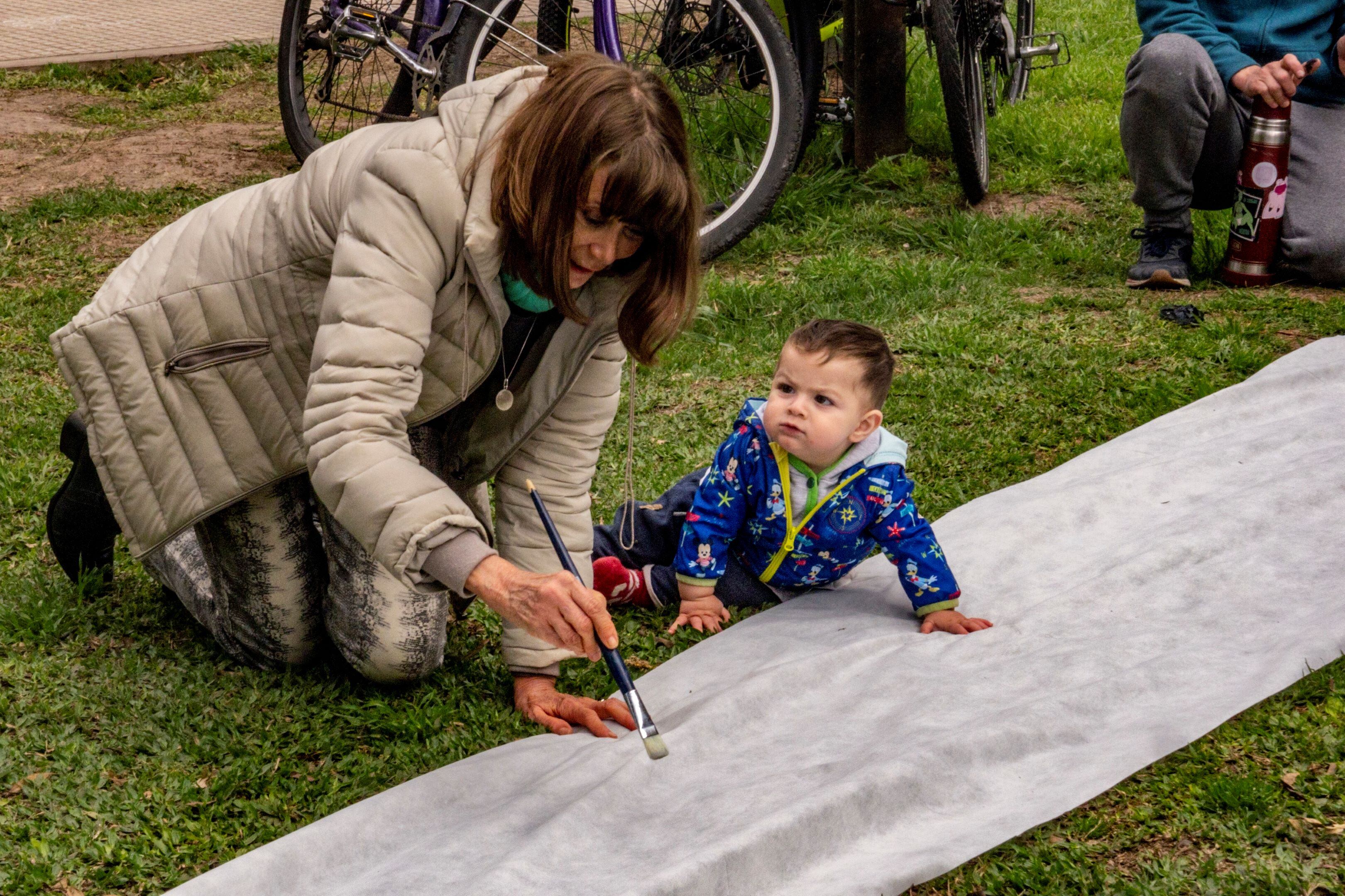 Pintada de bandera de la Ronda de Escucha y Agite en Plaza Tribunales para la marcha feminista.