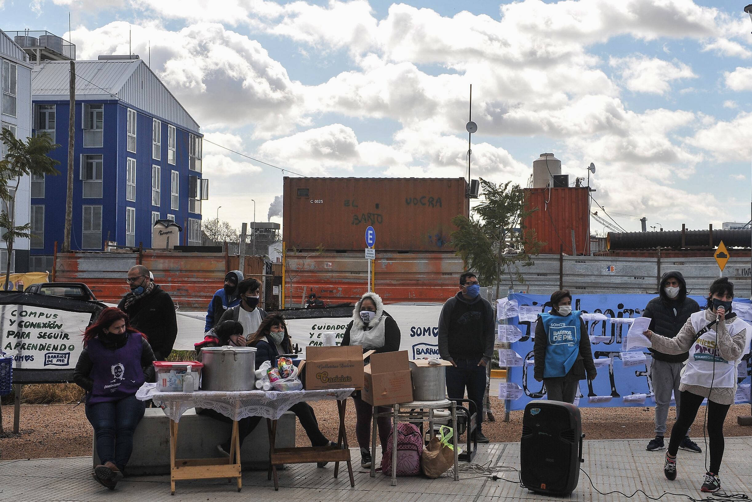 Reclamo de los vecinos trasladados al Sector YPF por las graves deficiencias de las viviendas.