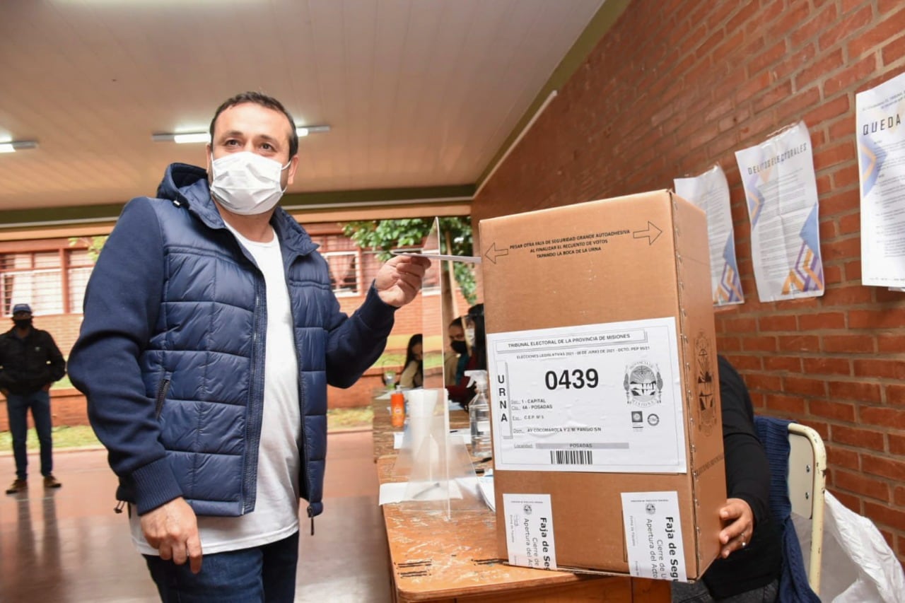 A cada autoridad de mesa se le entregó seis barbijos para que durante todo el día se lo vayan cambiando, hubo kits de limpieza y termómetros que fueron utilizados solo para tomar la temperatura de las autoridades de mesa.