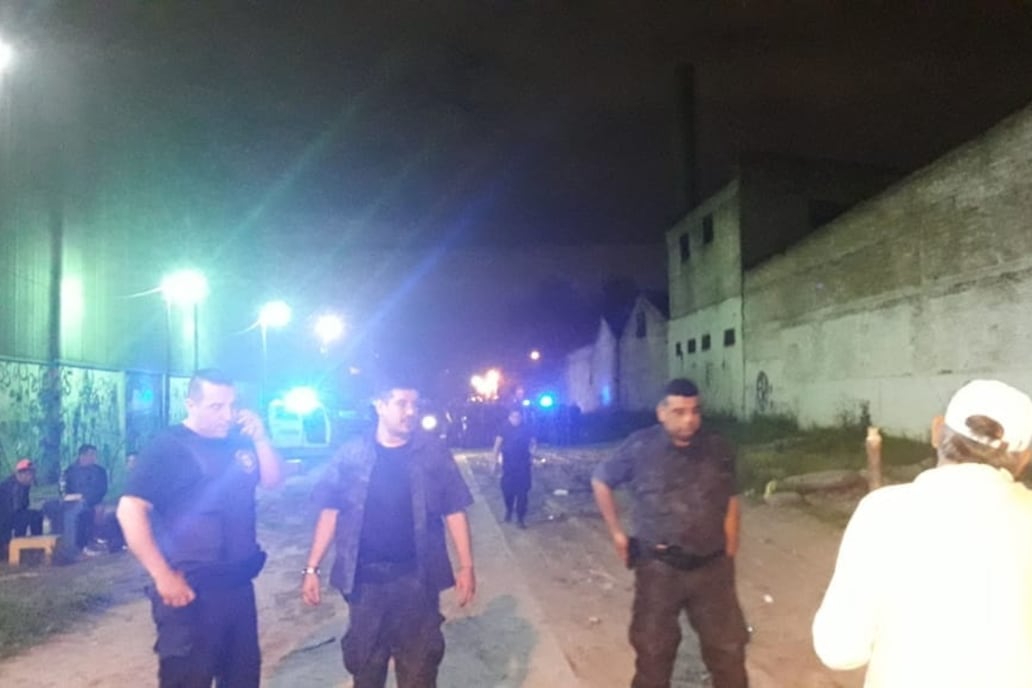 Los policías, a palos, gases y balas de goma, desalojaron a los vecinos del Barrio Pampa