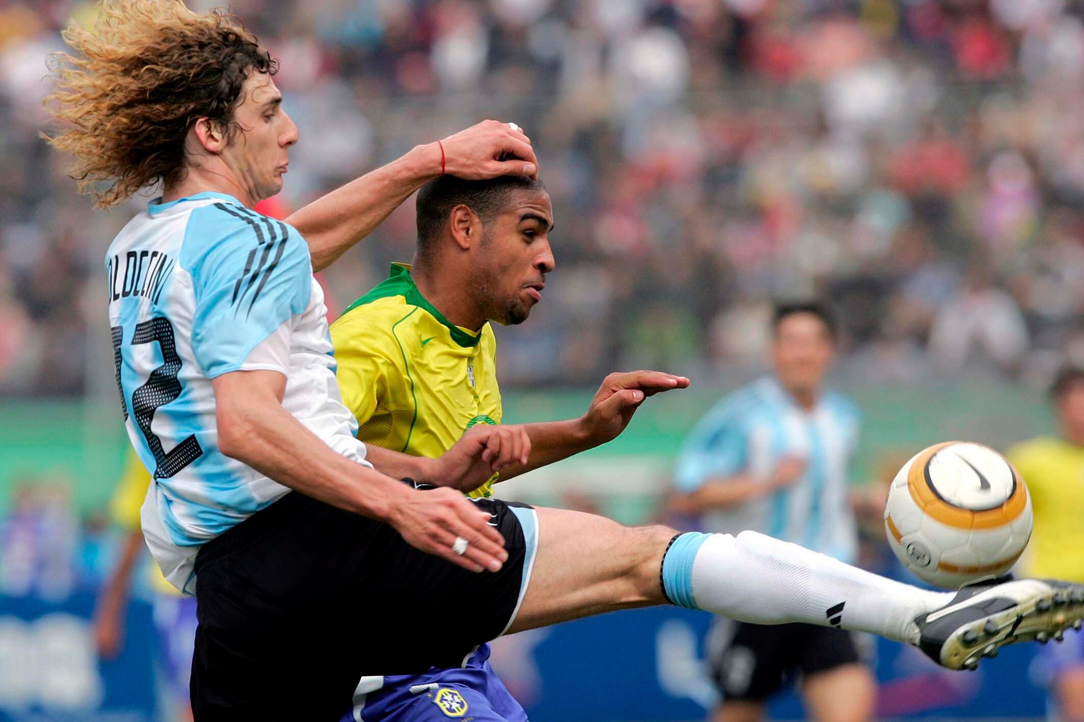 Coloccini vs. Adriano, en la final de la Copa América 2004