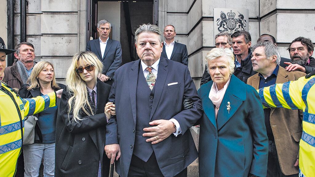 La serie llega justo en medio del escándalo centrado en el productor Harvey Weinstein.