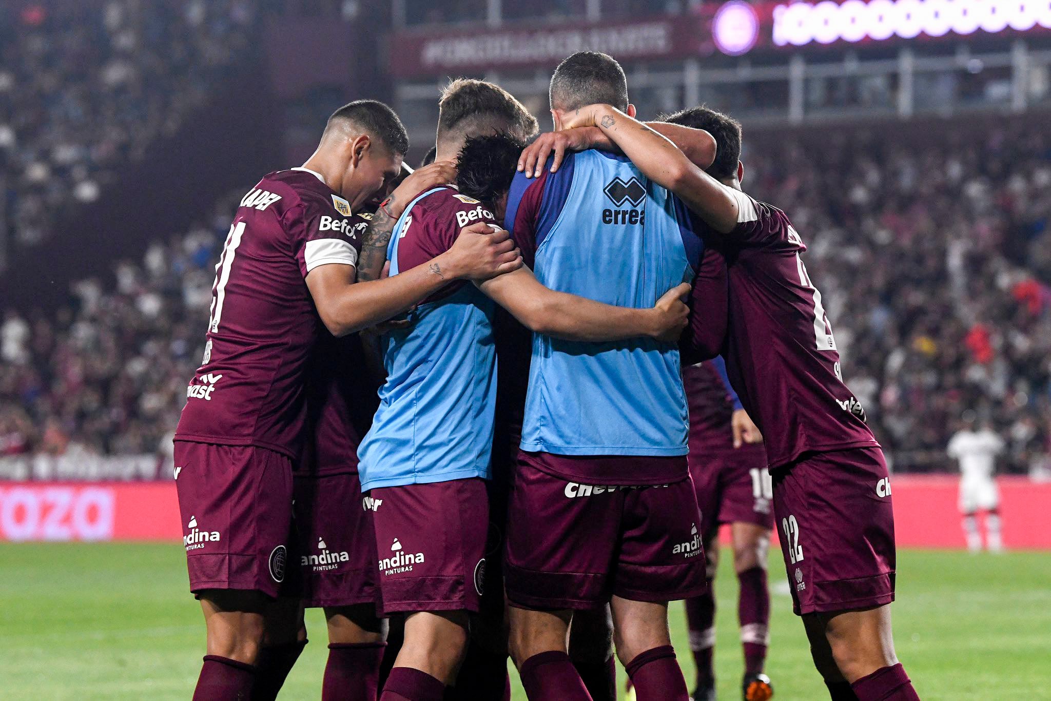 Los jugadores de Lanús festejan el gol con Salvio. La ley del ex no falló.