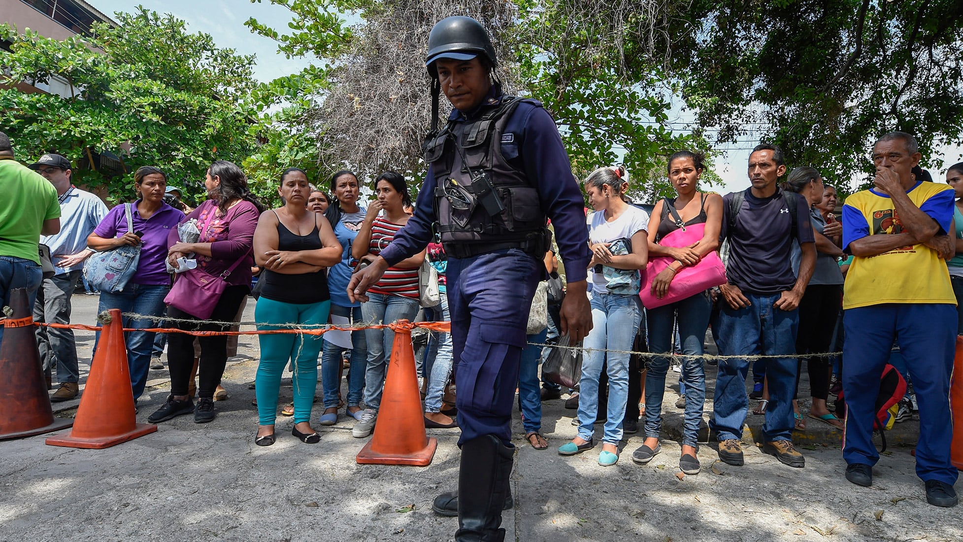 Familiares de los presos esperaban información afuera de la comisaría de policía.