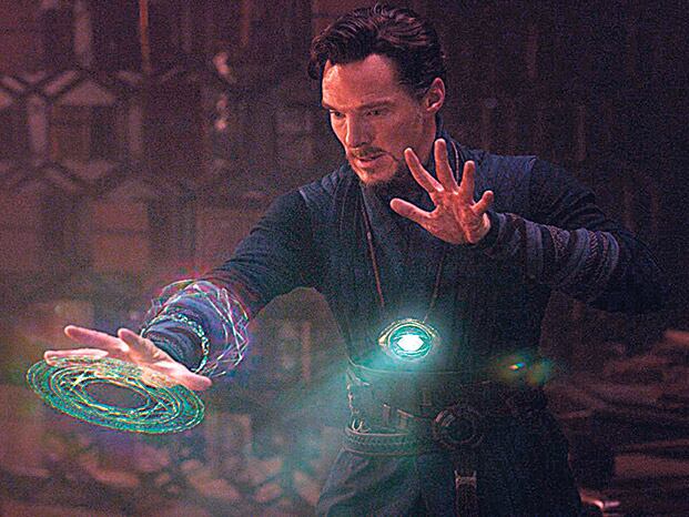 Doctor Strange (Benedict Cumberbatch) comparte características con el Iron Man de Robert Downey Jr.