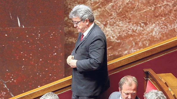 Mélenchon, en caída libre, tuvo que aclarar que no piensa retirarse de la política.
