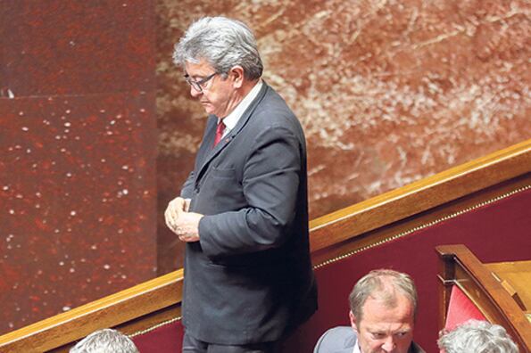 Mélenchon, en caída libre, tuvo que aclarar que no piensa retirarse de la política.