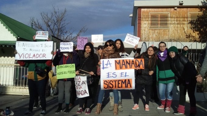 En la puerta de la fiscalía de Rawson hubo una protesta de un grupo de mujeres.