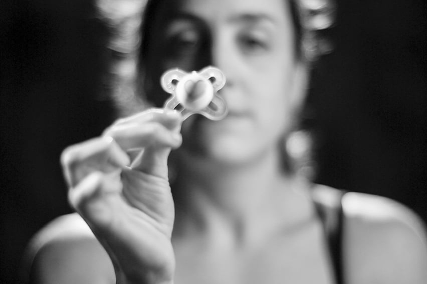 Las entrevistas se presentan totalmente despojadas, en blanco y negro y sobre fondo negro, una técnica que permite una intensidad mayor.