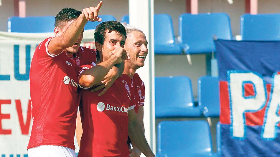 Araujo es felicitado por Damonte y Pussetto luego de marcar el segundo gol de Huracán.