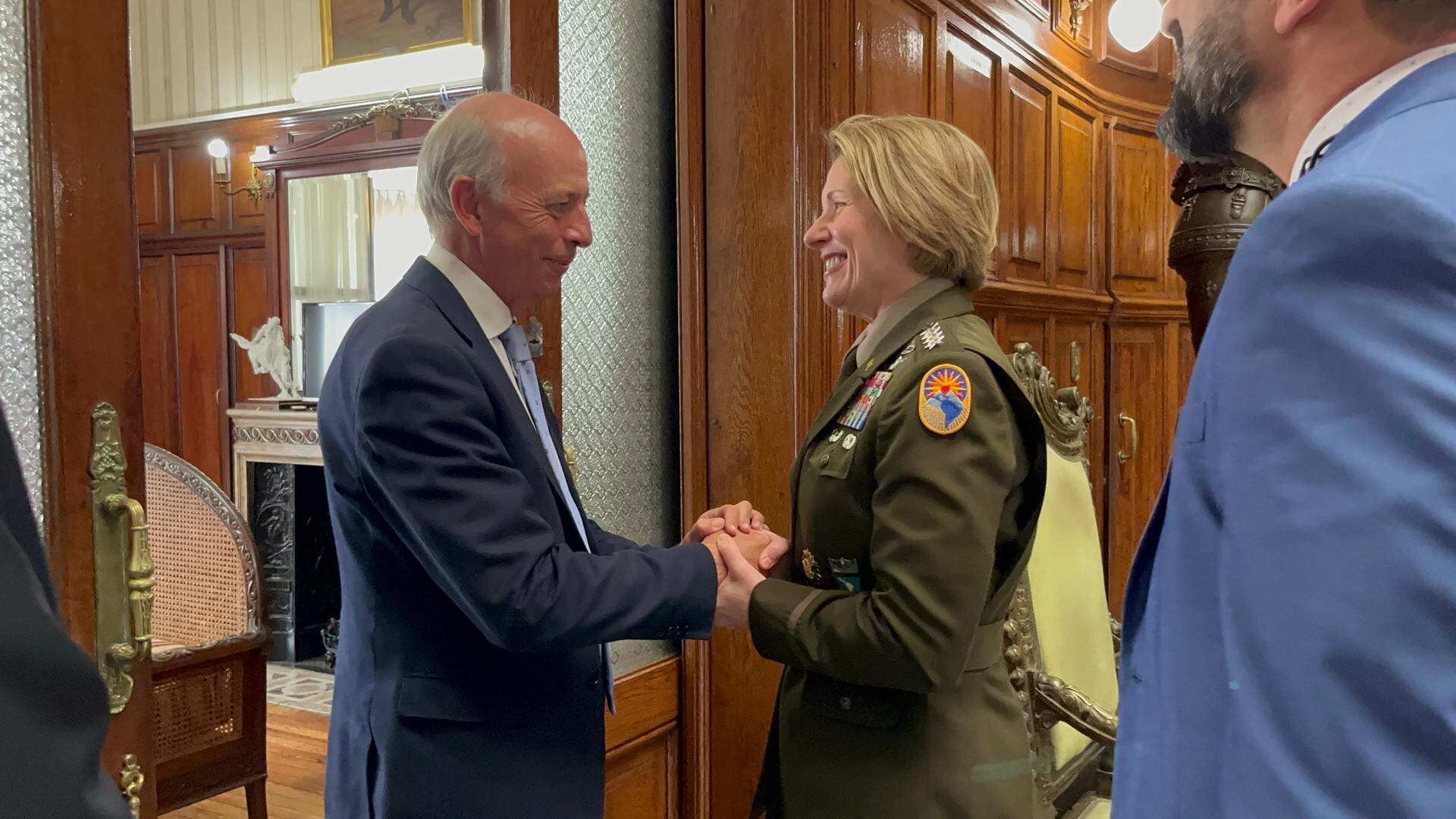 El ministro de Defensa Nacional de Uruguay, Javier García, saluda a la comandante del Comando Sur de los Estados Unidos, Laura Richardson.