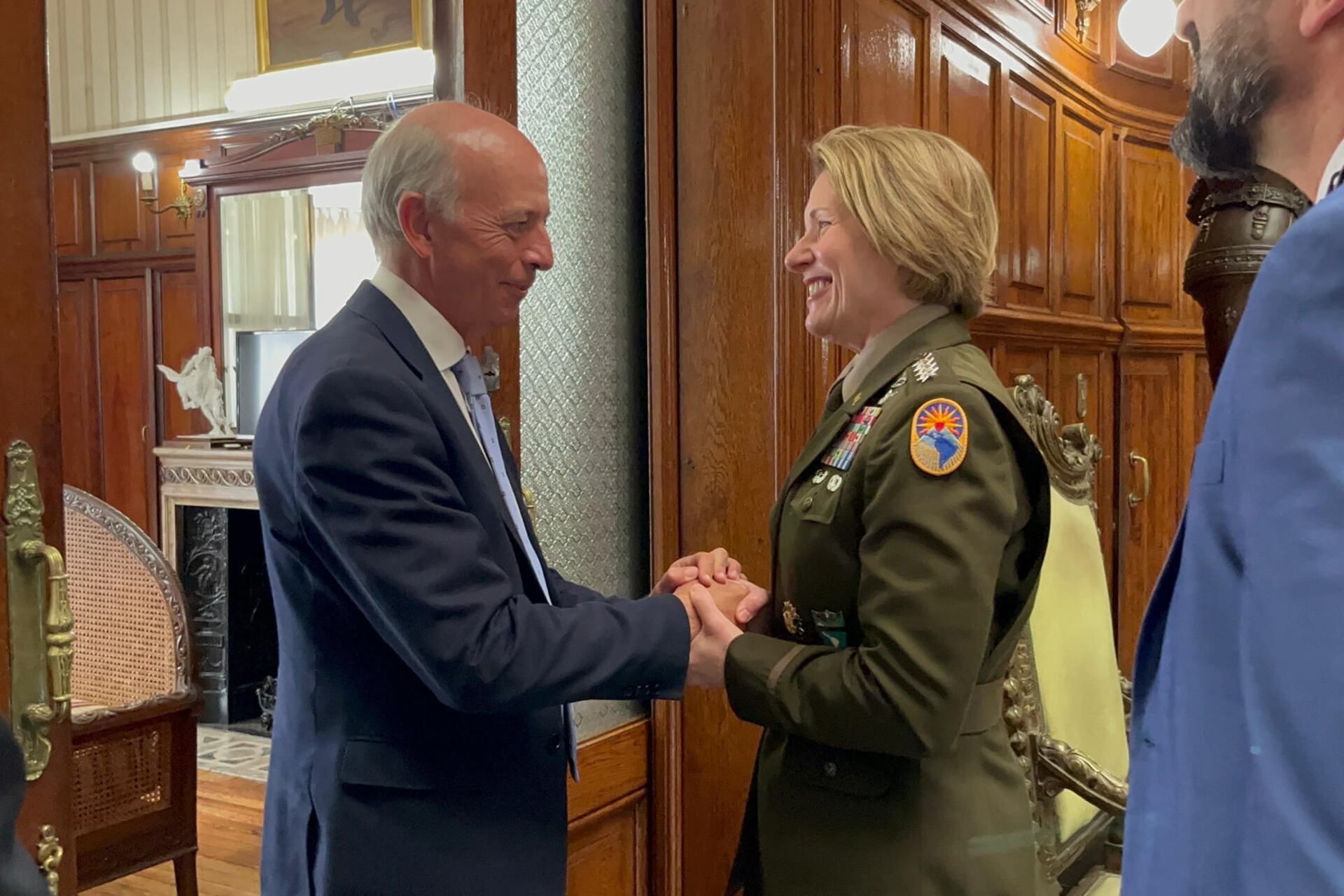 El ministro de Defensa Nacional de Uruguay, Javier García, saluda a la comandante del Comando Sur de los Estados Unidos, Laura Richardson.