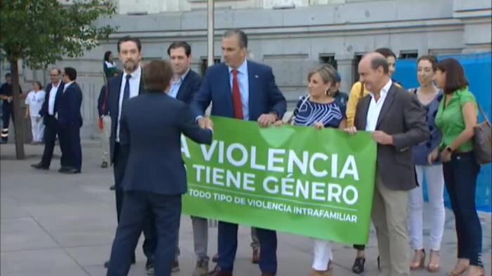 El alcalde del PP, Martínez-Almeida, se cruzó con Javier Ortega Smith, de Vox.