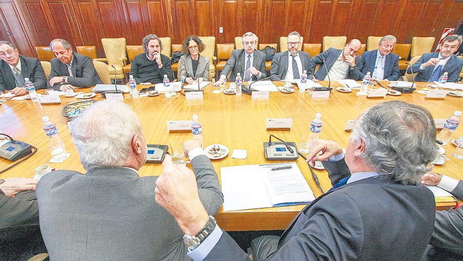 Alberto Fernández se reunió con directivos de la UIA, flanqueado por los economistas Cecilia Todesca y Matías Kulfas.
