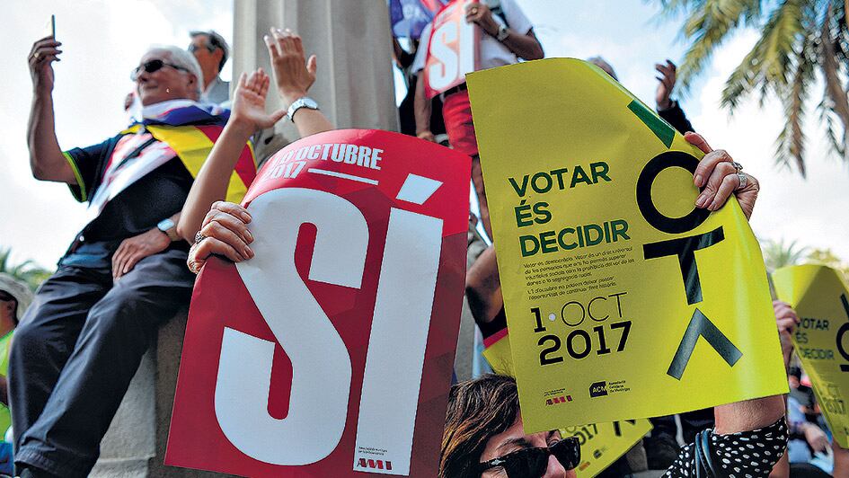 Manifestantes con carteles a favor del “Sí” y de “independencia” coparon las calles.