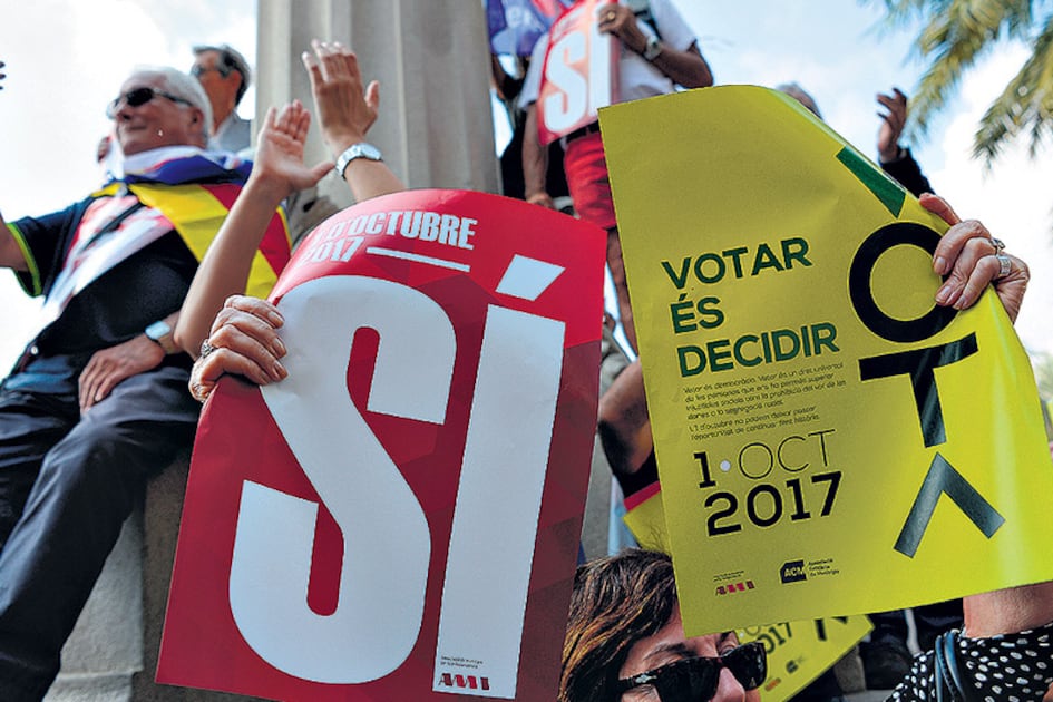 Manifestantes con carteles a favor del “Sí” y de “independencia” coparon las calles.