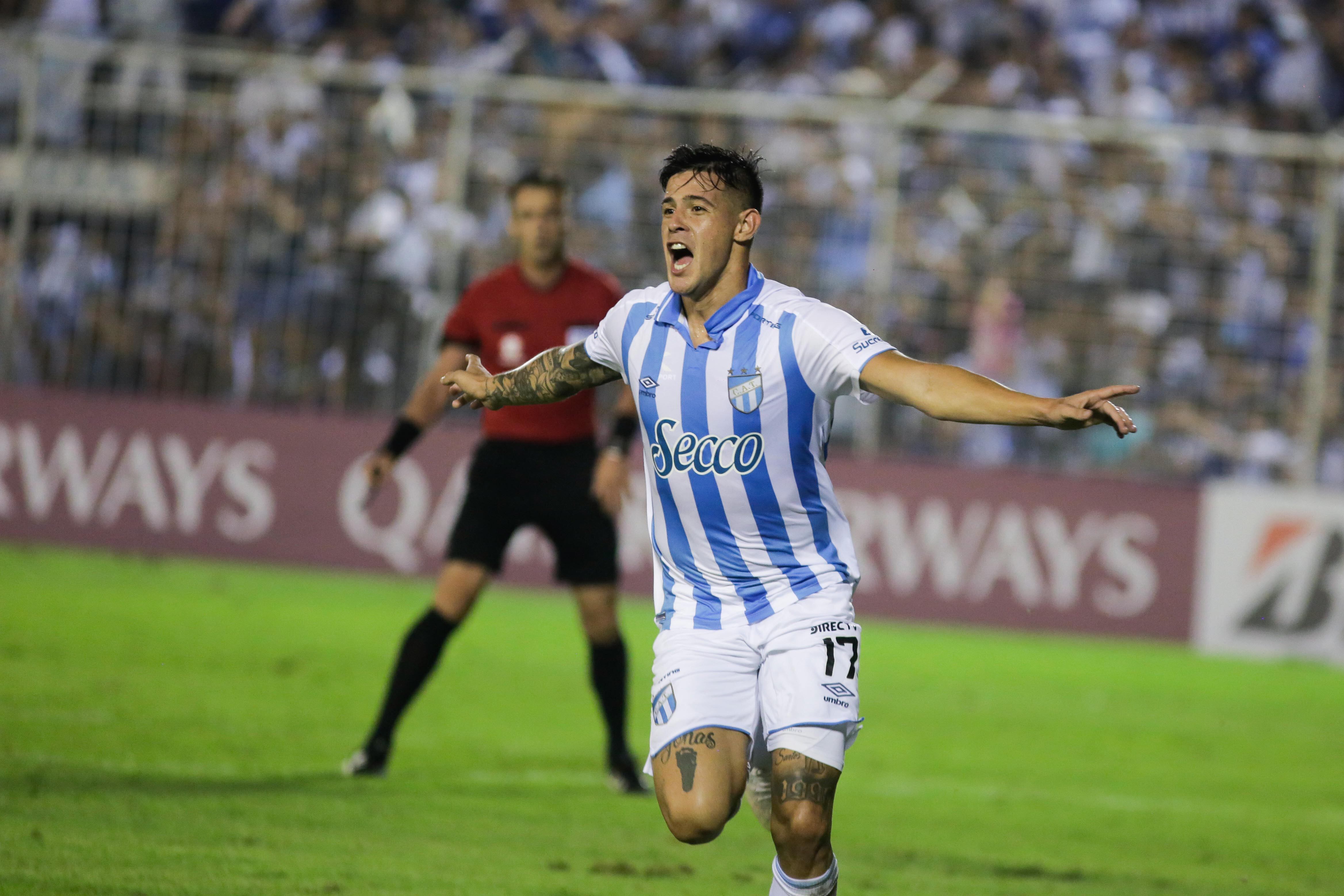 Heredia festeja su cabezazo, el del empate global 2-2.