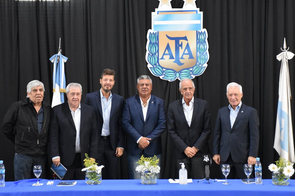 Moyano, Ameal, Tinelli, Tapia, D'Onofrio y Blanco. Una imagen de la unión.