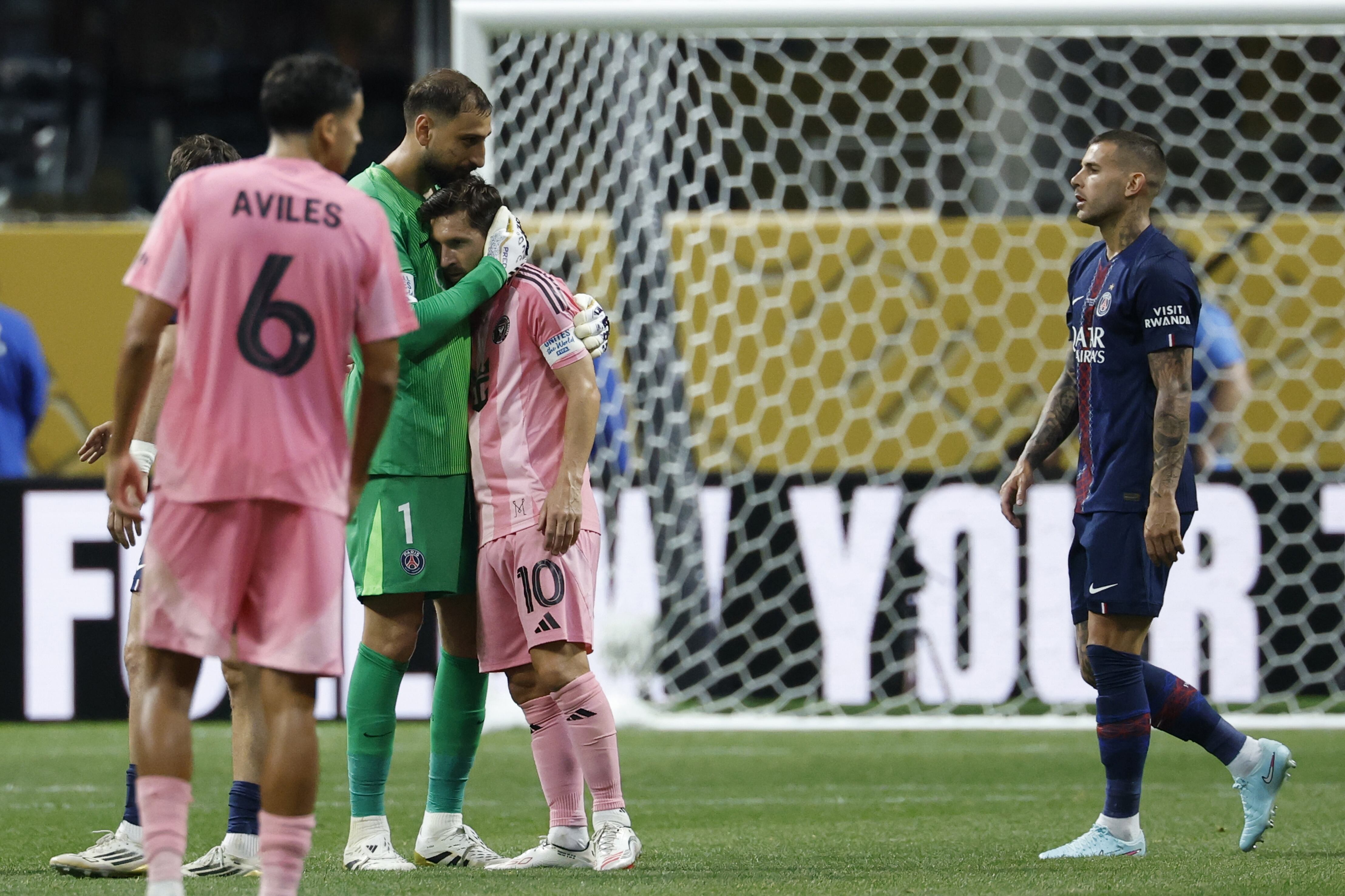El saludo Messi con Donnarumma tras la goleada